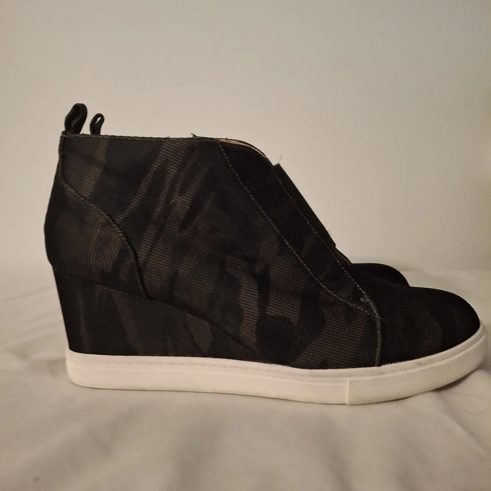 Linea Paolo Felicia Women's Camo Wedge Bootie